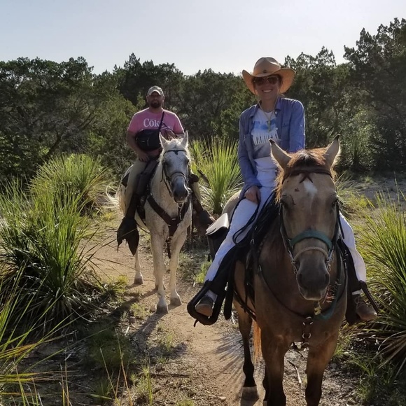 Meet the posher, Julie - Picture 2 of 8